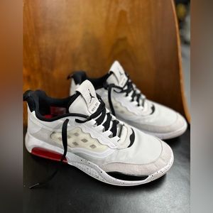 Jordan Max 200
White Challenge Red Black